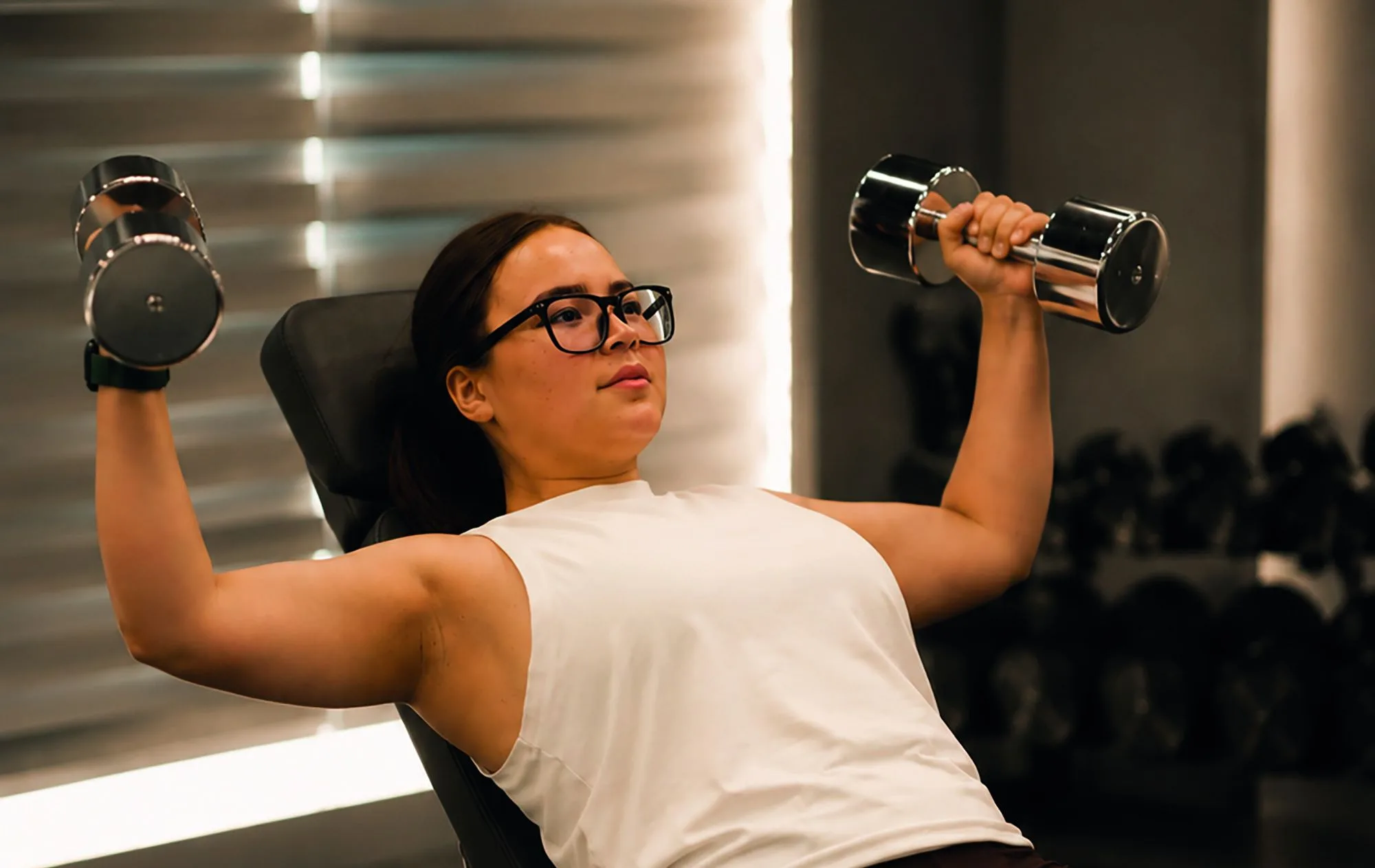 Жим гантелей на скамье в зале Impress Fitness